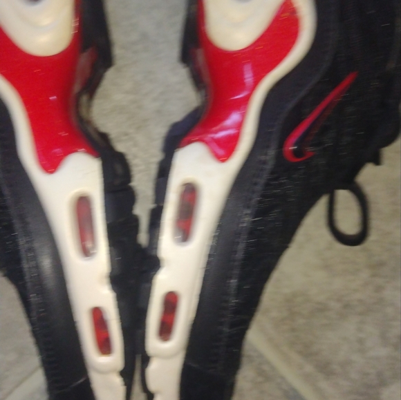 Nike(2018) Black and Red Women's Sneakers - Picture 11 of 14